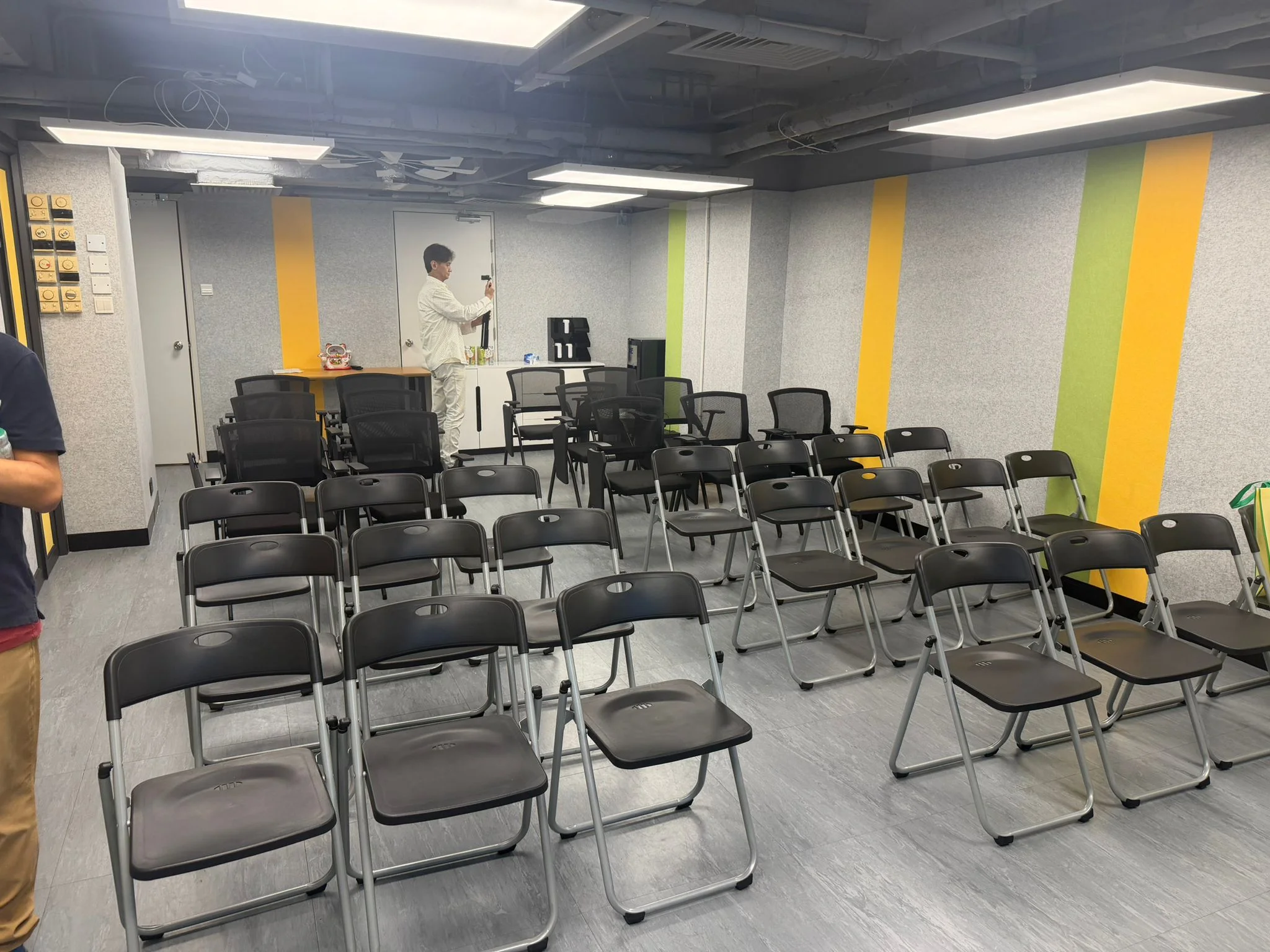 Easy Solution Training Room — 75-inch wall display, presenter zone, hybrid Zoom-ready