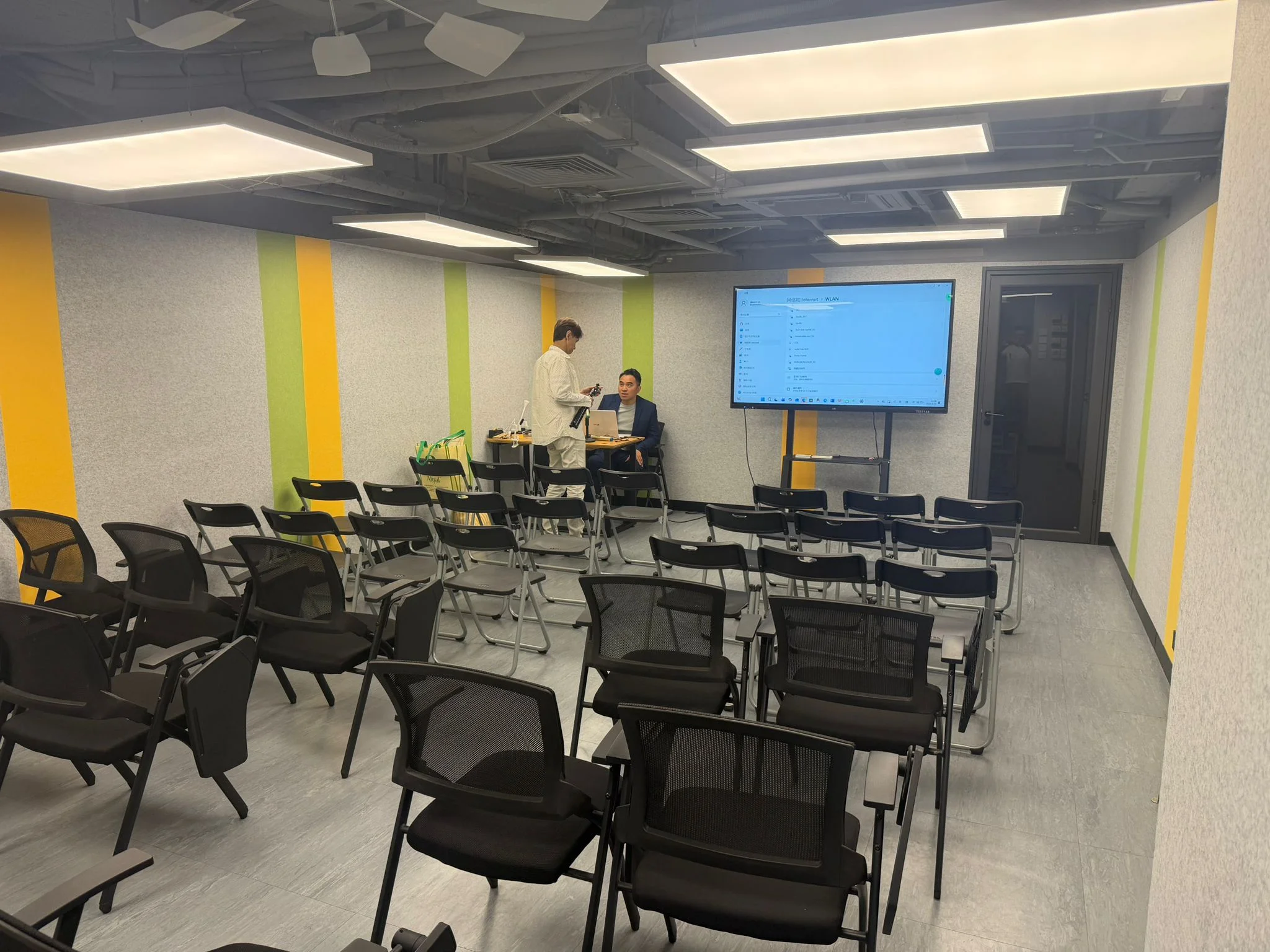Easy Solution Training Room — side view, reconfigurable desks, drop-ceiling LED panels